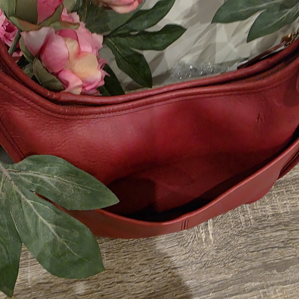 Coach 9033 ERGO Pocket ZIP  RED  EUC VINTAGE PRICE IS FIRM - Picture 8 of 16